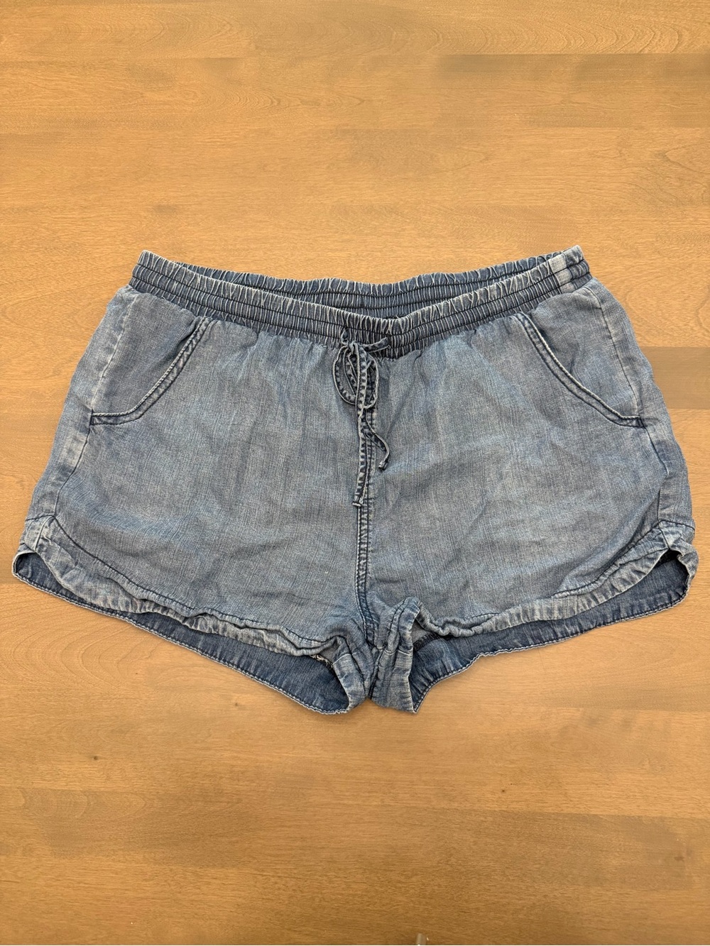 Universal Thread Women’s Chambray Pull-On Shorts Size Large Blue
